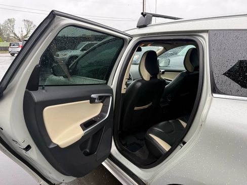 Used 2011 Volvo XC60 T6 R-Design w/ Convenience Pkg AWD/4WD image 12