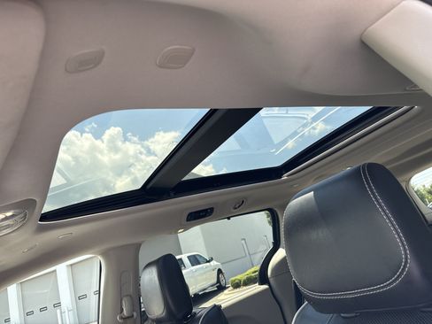 Used 2022 Chrysler Pacifica Limited FWD image 19