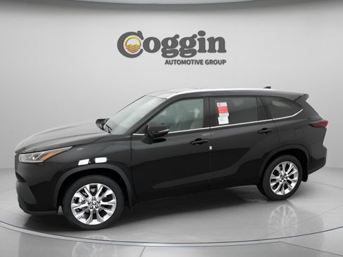 Used 2026 Toyota Highlander Limited AWD/4WD image 3