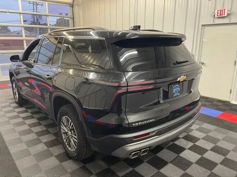 Used 2025 Chevrolet Traverse LT FWD image 6