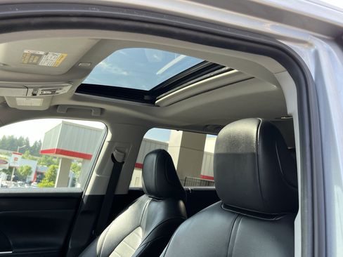 Used 2023 Toyota Highlander XLE AWD/4WD image 19