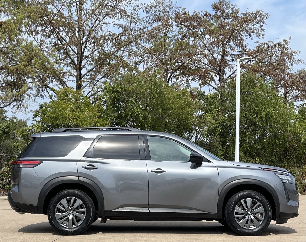 Used 2026 Nissan Pathfinder SV FWD image 3