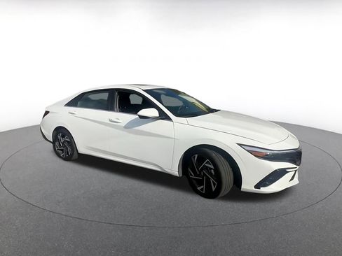 Used 2025 Hyundai Elantra SEL image 2