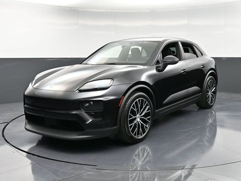 Certified 2025 Porsche Macan 4 Electric AWD/4WD image 6