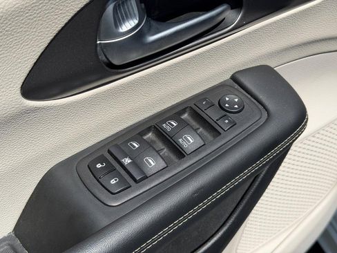 Used 2024 Chrysler Pacifica Touring-L FWD image 16