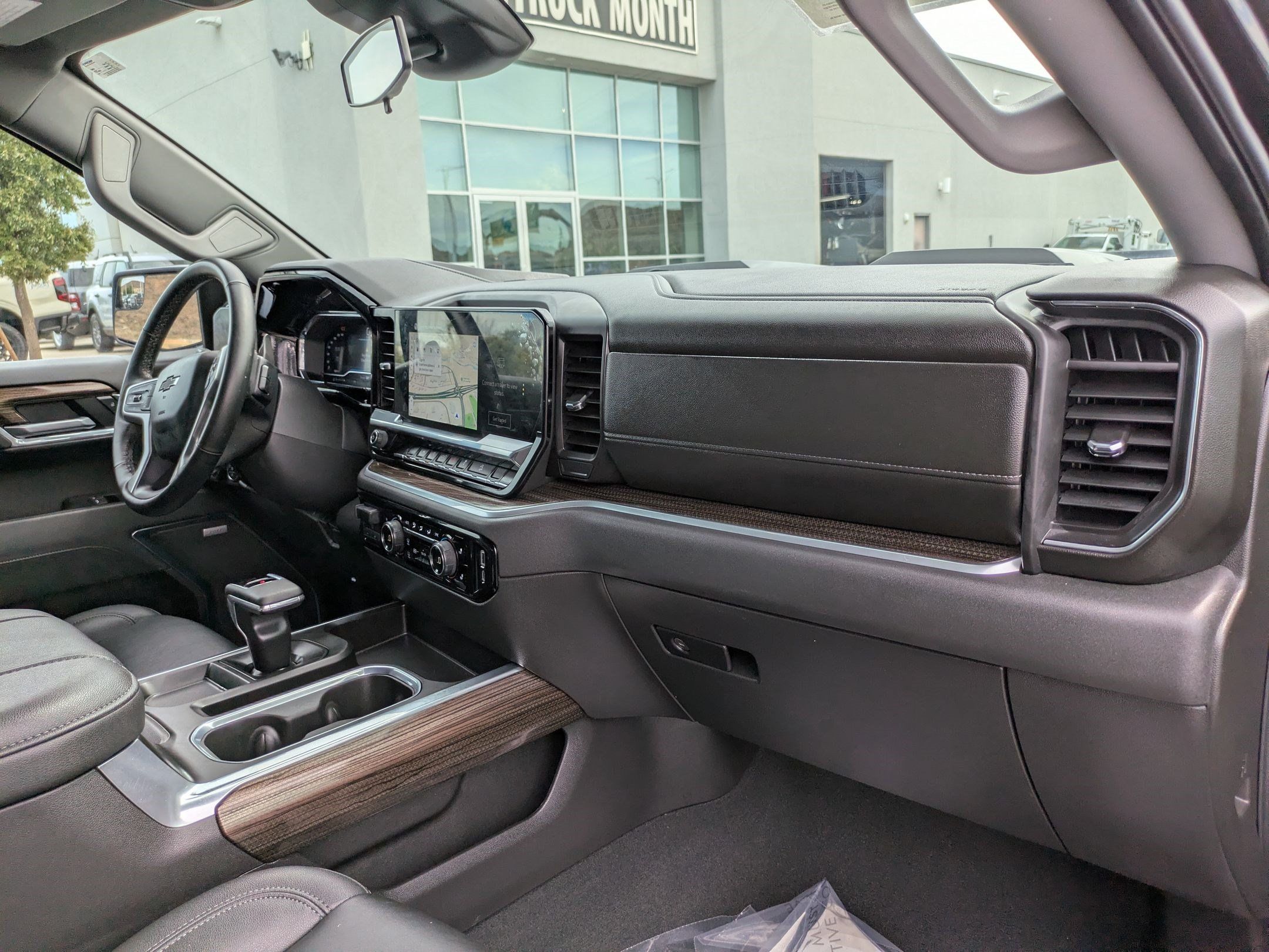 Used 2025 Chevrolet Silverado 1500 LT Trail Boss w/ Convenience Package II AWD/4WD image 33