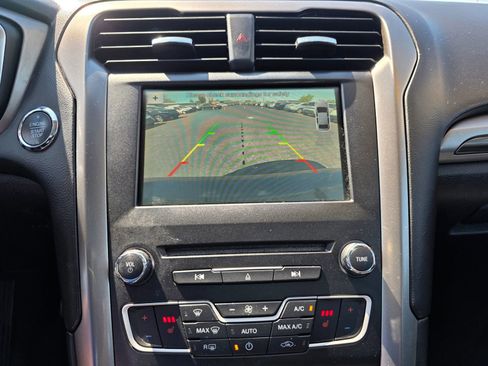 Used 2017 Ford Fusion SE w/ Fusion SE Technology Package image 4