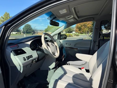 Used 2013 Toyota Sienna XLE w/ Premium Pkg FWD image 10