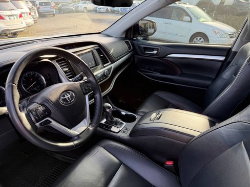 Used 2019 Toyota Highlander XLE AWD/4WD image 32