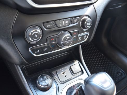 Used 2019 Jeep Cherokee Trailhawk w/ Cold Weather Group image 15