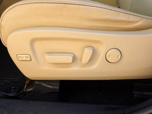 Used 2019 Toyota Highlander XLE AWD/4WD image 14