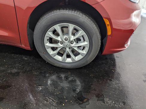 New 2025 Chrysler Pacifica Select image 6