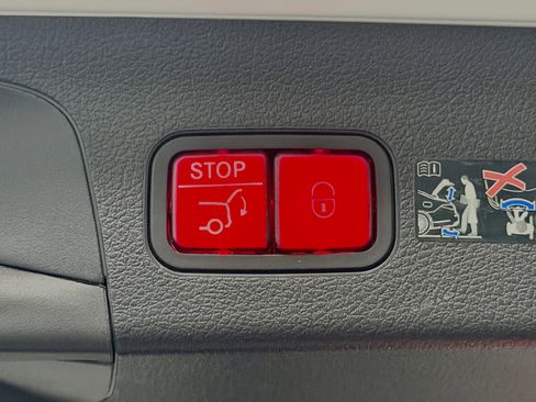 Used 2025 Mercedes-Benz GLS 450 4MATIC image 16