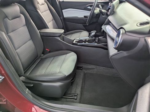 Used 2025 Chevrolet Trax LT w/ LT Convenience Package image 28