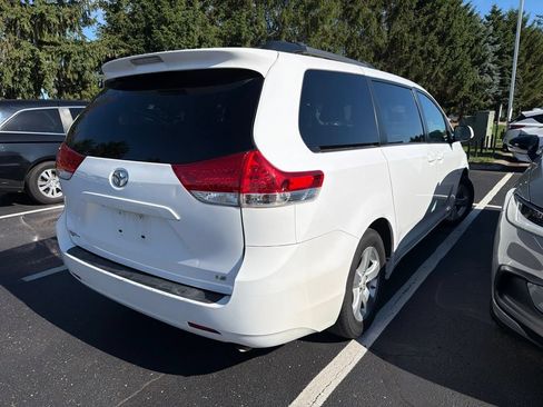 Used 2012 Toyota Sienna LE w/ Towing Pkg FWD image 3