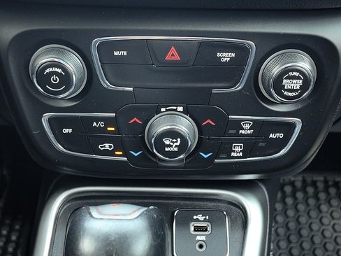 Used 2019 Jeep Compass Latitude w/ Cold Weather Group image 10