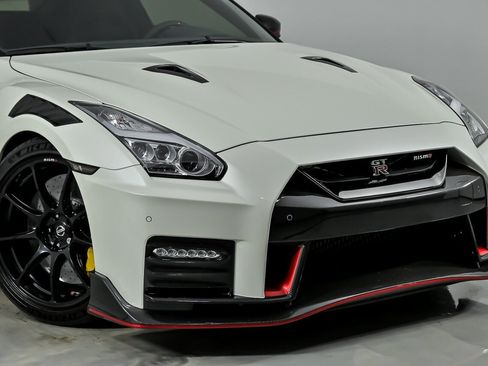 Used 2020 Nissan GT-R NISMO AWD/4WD image 3