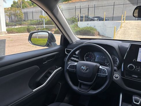 Used 2025 Toyota Highlander LE FWD image 36