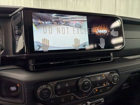 New 2026 Jeep Gladiator Sport AWD/4WD image 18
