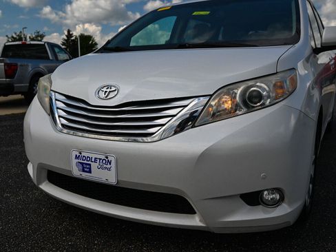 Used 2011 Toyota Sienna Limited w/ Premium Pkg FWD image 11