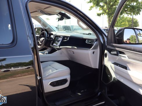 Used 2023 Jeep Wagoneer Series III w/ Convenience Group I RWD image 29