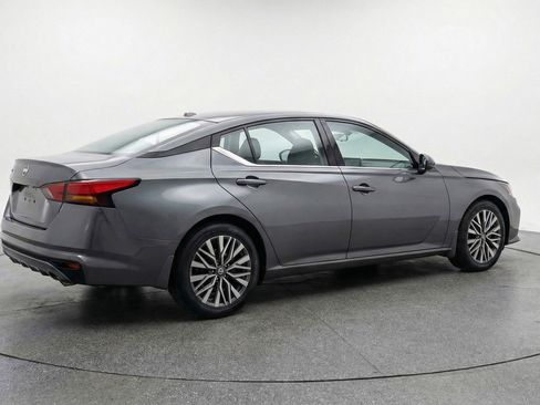 Used 2025 Nissan Altima 2.5 SV FWD image 9