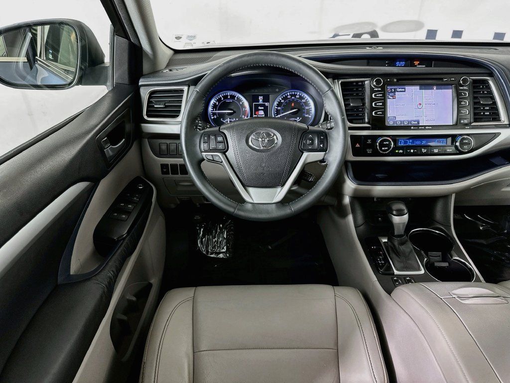 Used 2016 Toyota Highlander XLE FWD image 28