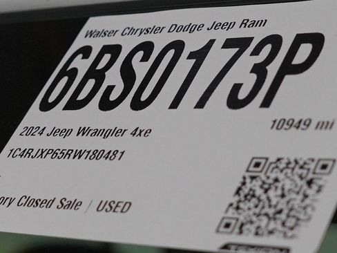 Used 2024 Jeep Wrangler Unlimited Sahara w/ Technology Group AWD/4WD image 29