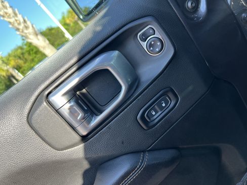 Used 2021 Jeep Wrangler Unlimited Sahara AWD/4WD image 15