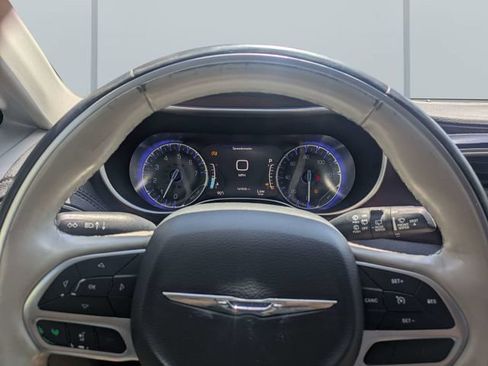Used 2020 Chrysler Pacifica Limited FWD image 30
