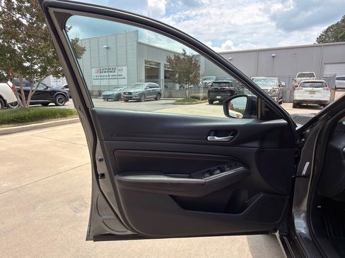 Used 2022 Nissan Altima 2.5 SR FWD image 9