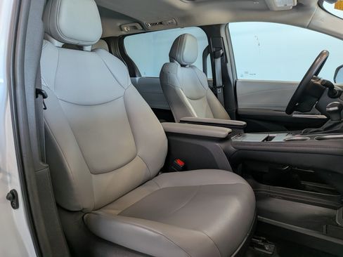 Certified 2025 Toyota Sienna XLE FWD image 22