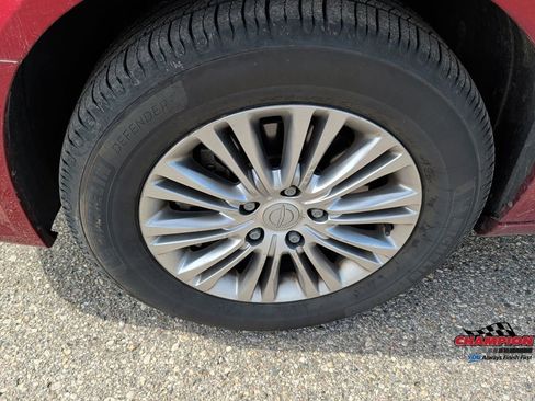 Used 2013 Chrysler Town & Country Touring-L w/ Entertainment Group #2 FWD image 11