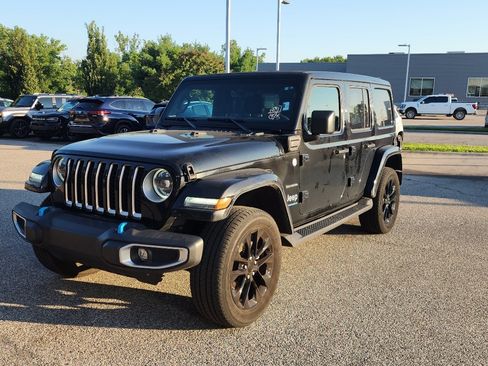 Used 2023 Jeep Wrangler Unlimited Sahara w/ Cold Weather Group AWD/4WD image 3