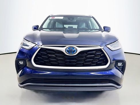 Used 2023 Toyota Highlander XLE AWD/4WD image 2