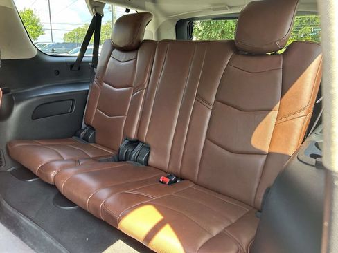 Used 2020 Cadillac Escalade ESV Premium Luxury AWD/4WD image 12