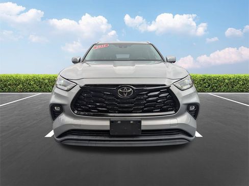 Used 2021 Toyota Highlander XLE AWD/4WD image 10