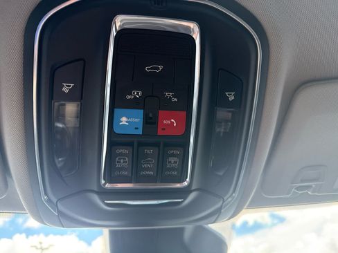 Used 2023 Jeep Grand Cherokee L Limited w/ Luxury Tech Group II AWD/4WD image 26