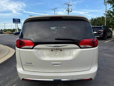 Used 2019 Chrysler Pacifica Touring-L Plus FWD image 4