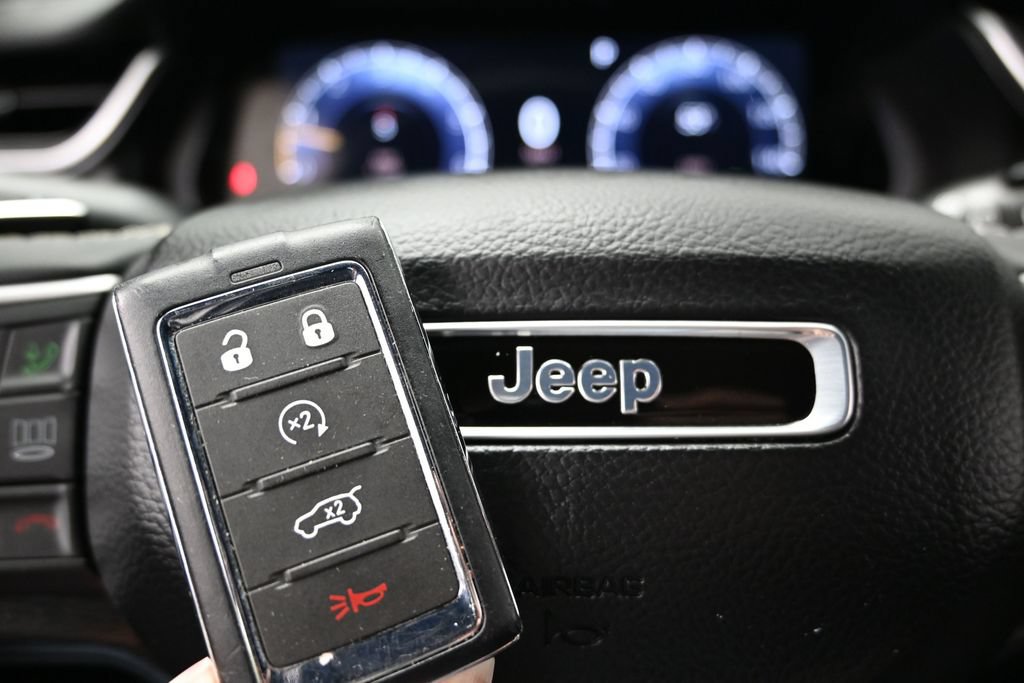 Used 2025 Jeep Grand Cherokee Altitude AWD/4WD image 42