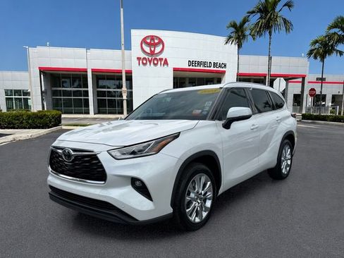 Used 2023 Toyota Highlander Limited FWD image 3