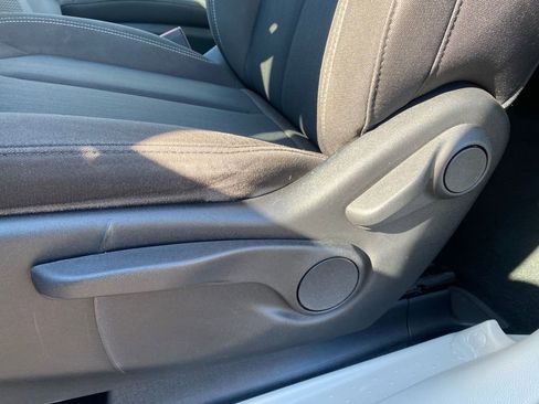 Used 2020 Chrysler Voyager L FWD image 11