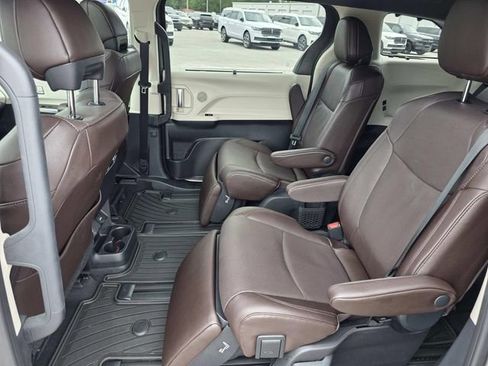 Used 2023 Toyota Sienna Platinum FWD image 8