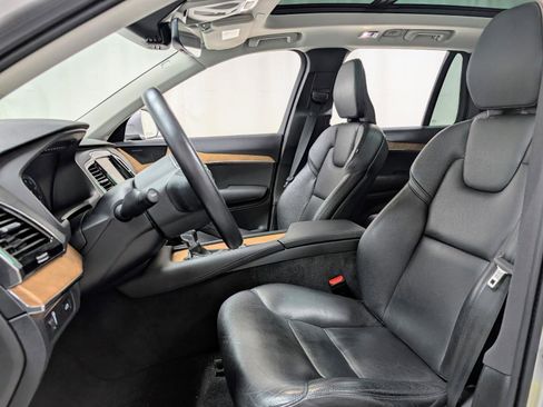 Used 2022 Volvo XC90 T6 Momentum w/ Advanced Package image 15
