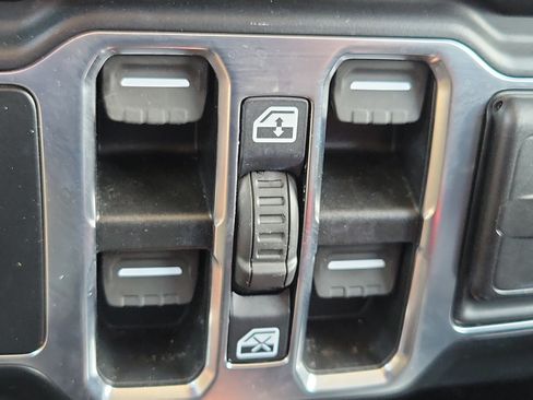 Used 2021 Jeep Wrangler Unlimited Sport AWD/4WD image 22