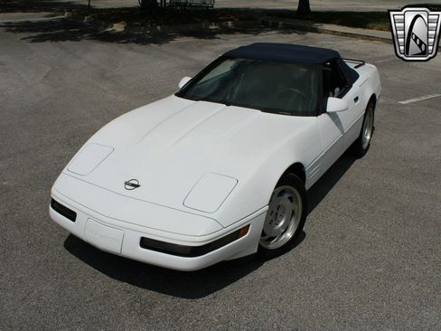 Used 1991 Chevrolet Corvette Convertible image 2