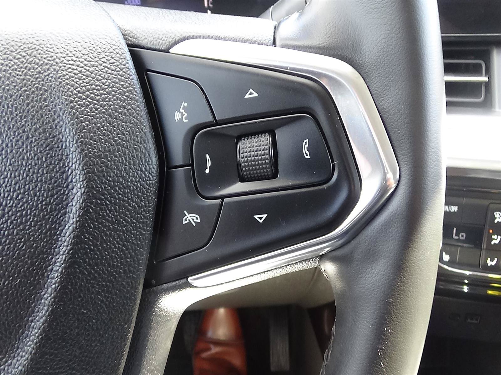 Used 2025 Chevrolet Trax LT w/ LT Convenience Package FWD image 21