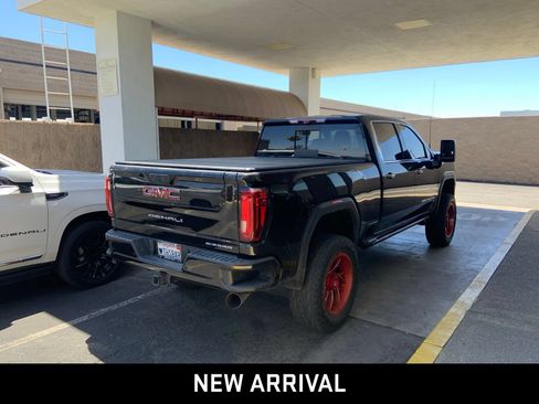 Used 2022 GMC Sierra 2500 Denali w/ Denali Black Diamond Edition AWD/4WD image 4