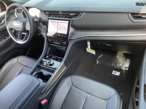 New 2025 Jeep Grand Cherokee Limited w/ Black Appearance Package image 11