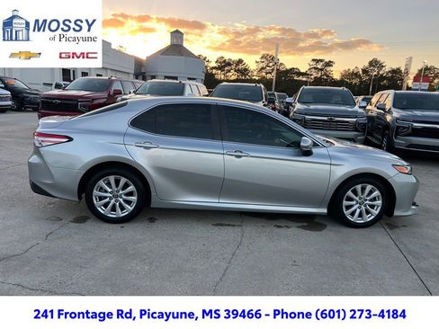Used 2018 Toyota Camry LE image 8